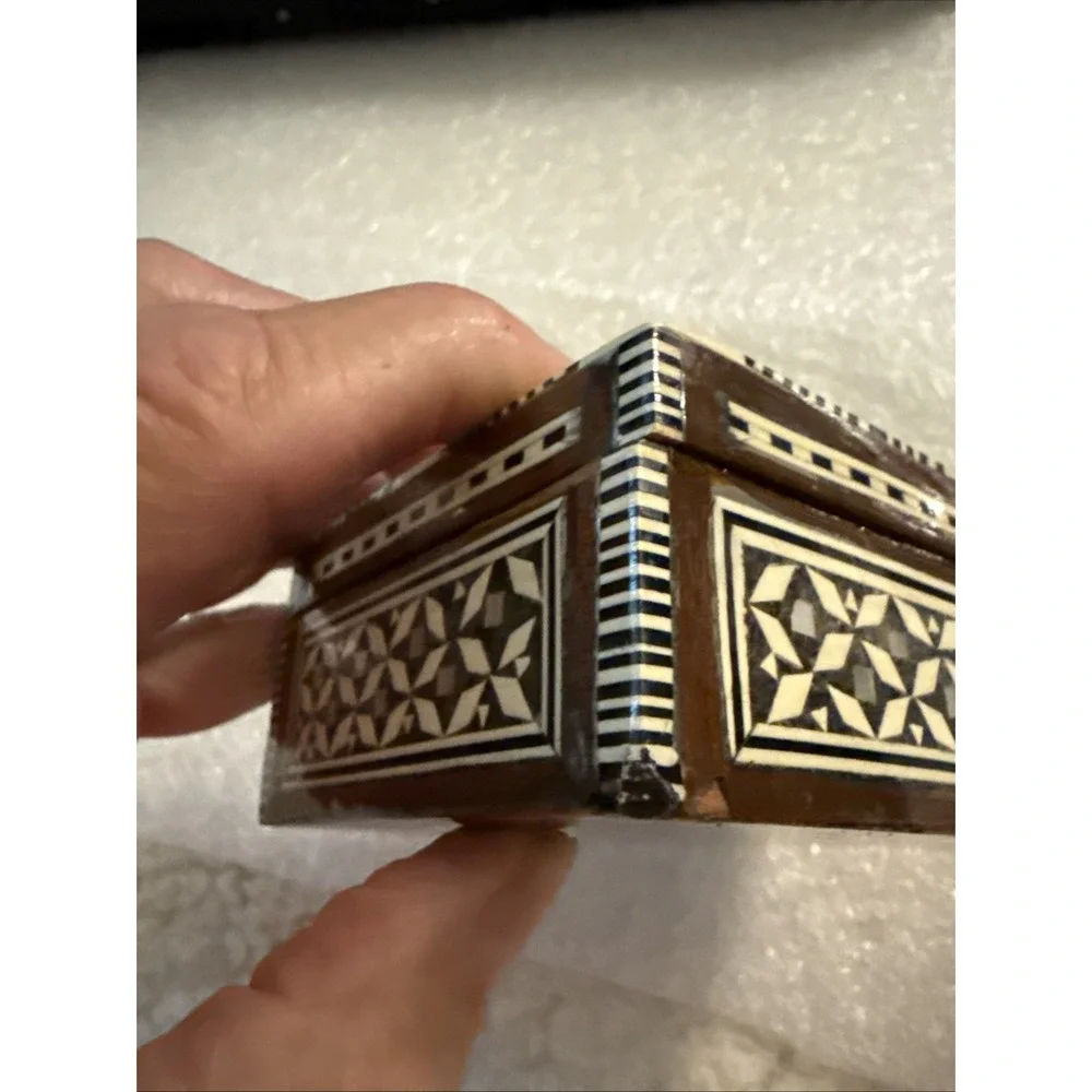 Vintage Mother of Pearl Inlay Wood Box 4